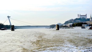 Na Dunaji havarovali policajti, šesť ľudí sa zranilo