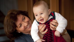 Rodičovskú dovolenku vedia v tejto krajine preniesť na starých rodičov. Bude to možné aj u nás?