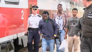 Polícia kontroluje rýchliky z Maďarska. Zadržaní na Slovensku ostať nechcú