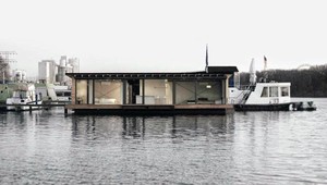 Moderný hausbót v Berlíne ponúka príjemné bývanie na vlnách