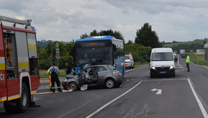 Nehoda auta s autobusom. Zranili sa traja ľudia