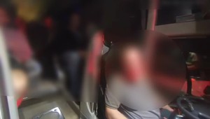 VIDEO: Cestujúcich zachraňovala polícia. Opitý vodič autobusu odmietal zastaviť