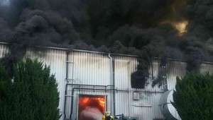 Rozsiahly požiar výrobnej haly uhasili. Majiteľ odhadol škodu na 10 miliónov eur