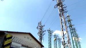 Počas manipulácie s káblami došlo k výbuchu. Dvoch mužov to skoro stálo život