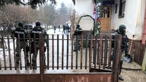 Veľká razia v troch domoch, môže ísť o gang zneužívajúci ľudí na žobranie