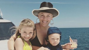 Ste odporní, zúri Pink kvôli fotke nahého syna