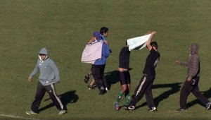 Fanúšikovia počas duelu ukradli futbalistovi dres aj trenírky