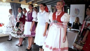 Na Miss folklór nevyráža dych len pôvab finalistiek. Nemenej krásne sú aj kroje