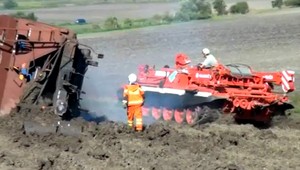 Vykoľajený vlak blokuje trať, na odstránenie privolali tanky