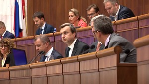 Dohady o zmrazovaní platov politikov nekončia. Koalícia v tom robí tajnosti