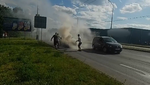 Prežili chvíle hrôzy: Rodina s malými deťmi musela utekať z horiaceho auta