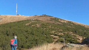 Na Kráľovej holi, stojí plot. V núdzovej miestnosti vysielača sa už nik neschová