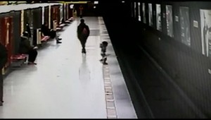 VIDEO: Dvojročný chlapec spadol na koľaje metra. Odvahu zachrániť ho nabral 18-ročný mladík