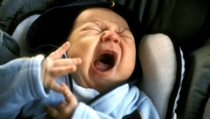 Dieťa zatvorené v aute. Dráma pred nákupným centrom