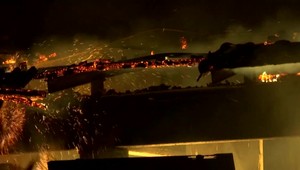 V oblasti požiarov sa našlo 20 spálených tiel. Evakuujú predmestie Atén