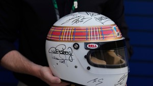 Preteky F1 sa niesli aj v emotívnom geste. Schumacher sa podpísal na prilbu, ktorá pôjde na charitu