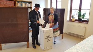 Voľby "U Dementa", úrazy a spev: Aj takto vyzerali voľby na Slovensku