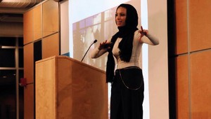 Moslimka chce zmenu. V magazíne Playboy sa objavila s hidžábom na hlave