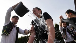 VIDEO: V Trenčianskej Teplej na Veľkú noc chodili chlapi v krojoch na koči