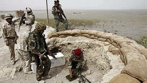 Irackí vojaci trestajú bojovníkov ISIS sami. Ministerstvo to však popiera