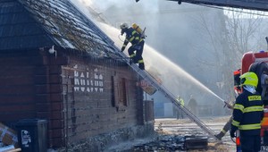 Požiar zničil strechu koliby, hasiči bojovali s ohňom celé hodiny