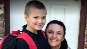 Malý Travis je presvedčený, že dostáva darčeky od mamy. Tá zahynula pri autonehode