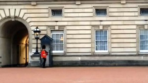 Príslušník britskej stráže tancoval v službe, pátra po ňom ministerstvo