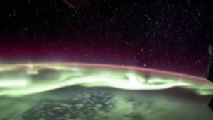 Prekrásna polárna žiara. Aurora borealis z vesmíru vyráža dych
