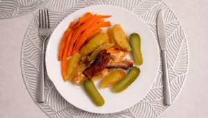 Zapekané kuracie mäso a bravčová panenka so zemiakmi, batátmi a oravskou slaninou