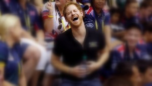 Harry zmoknutý ako kura! Aj TAKTO môže vyzerať princ