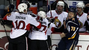 Fín Ruutu rozhrýzol rukavicu protihráča