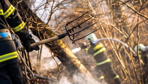Hasiči likvidovali oheň, kazil im to ale vietor