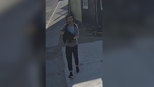 Žena zomrela pod kolesami vlaku, po mužovi sa zľahla zem. Polícia žiada verejnosť o pomoc