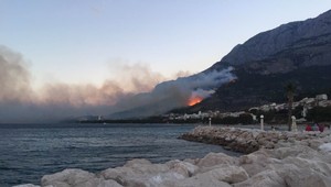 Hasiči v Chorvátsku bojujú s požiarmi. Viaceré hotely evakuovali
