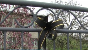 Posledná rozlúčka s umelcom a neuveriteľná rana. Jeho telo priviezli do vykradnutého domu