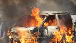 Auto zhorelo za bieleho dňa