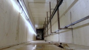 Pri oprave výťahu sa dvaja muži zrútili z ôsmeho poschodia