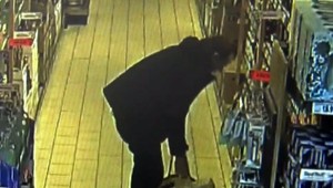 VIDEO: Nezastaviteľný zlodej? Vo viacerých predajniach kradol fľaše, polícia po ňom pátra