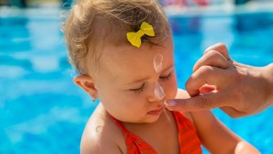 Čo robiť, ak deti neznášajú natieranie opaľovacím krémom? Vyskúšajte tento super TRIK!