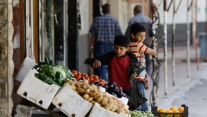 Sýrske rodiny si základné potraviny hľadajú na čiernom trhu