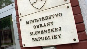 Jeden klik na webe ministerstva obrany vás presmeroval na konšpiračný časopis