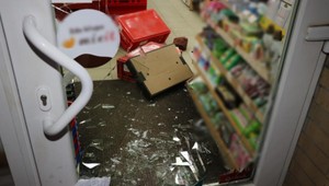 Rodičia sa v noci vybrali vykradnúť obchod, deti nechali spať doma v postieľkach