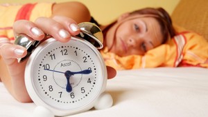 Pracovať pred desiatou ráno je mučenie, tvrdí doktor z Oxfordskej univerzity