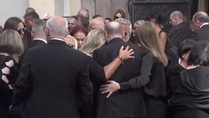 Posledná rozlúčka so Zagorovou, hviezdy cez slzy nevideli, jej manžel sotva stál na nohách