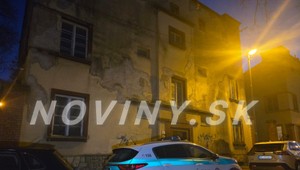 Robotníci v Nitre narazili na hrozivý nález. Počas rekonštrukcie bytovky objavili ľudské kosti