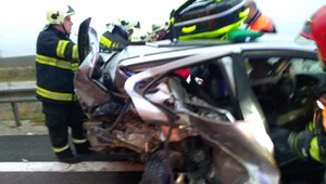 Nehoda na R1. Vodiča (18) zrazilo auto po tom, ako išiel na krajnici zatvoriť kapotu