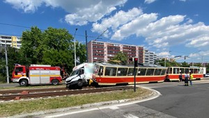 V hlavnom meste sa zrazila električka s nákladným autom