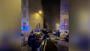 Po páde budovy našli najmenej 2 telá, 6 ľudí je nezvestných