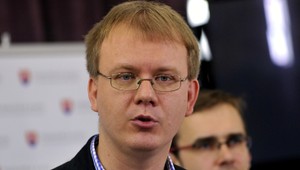 Sieť sa trhá. Beblavý sa vzdal funkcie, neverí Procházkovi