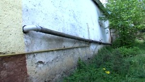 Dôvodom sporu medzi susedmi je žumpa